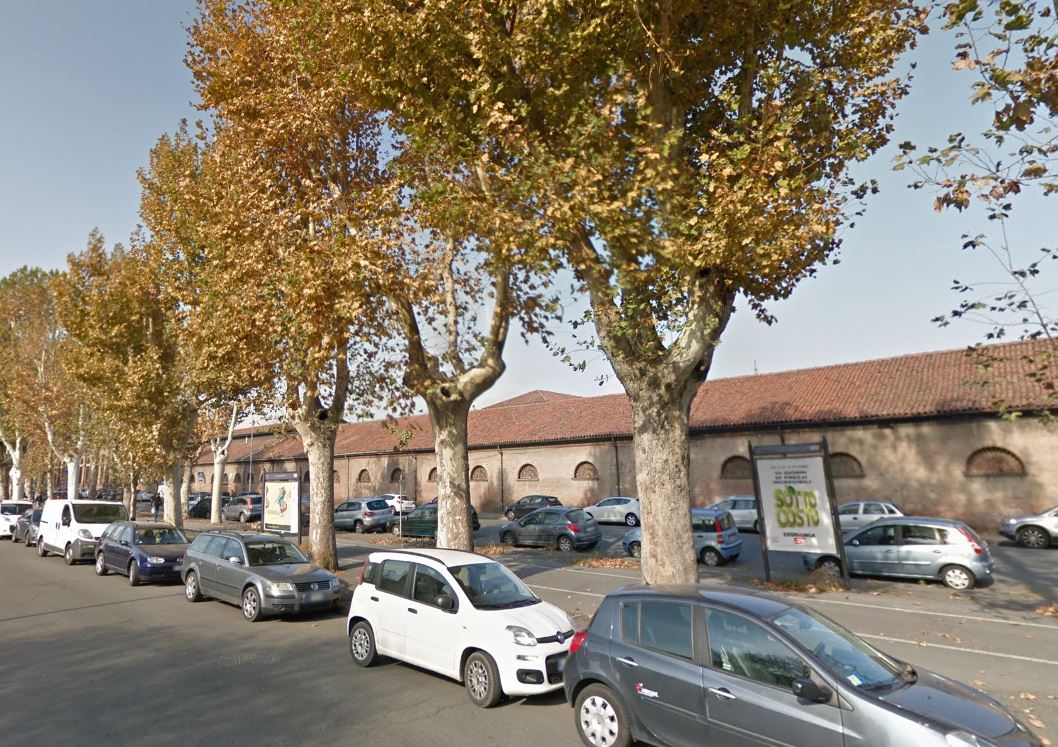 Perde il controllo dell’auto e centra due veicoli in sosta