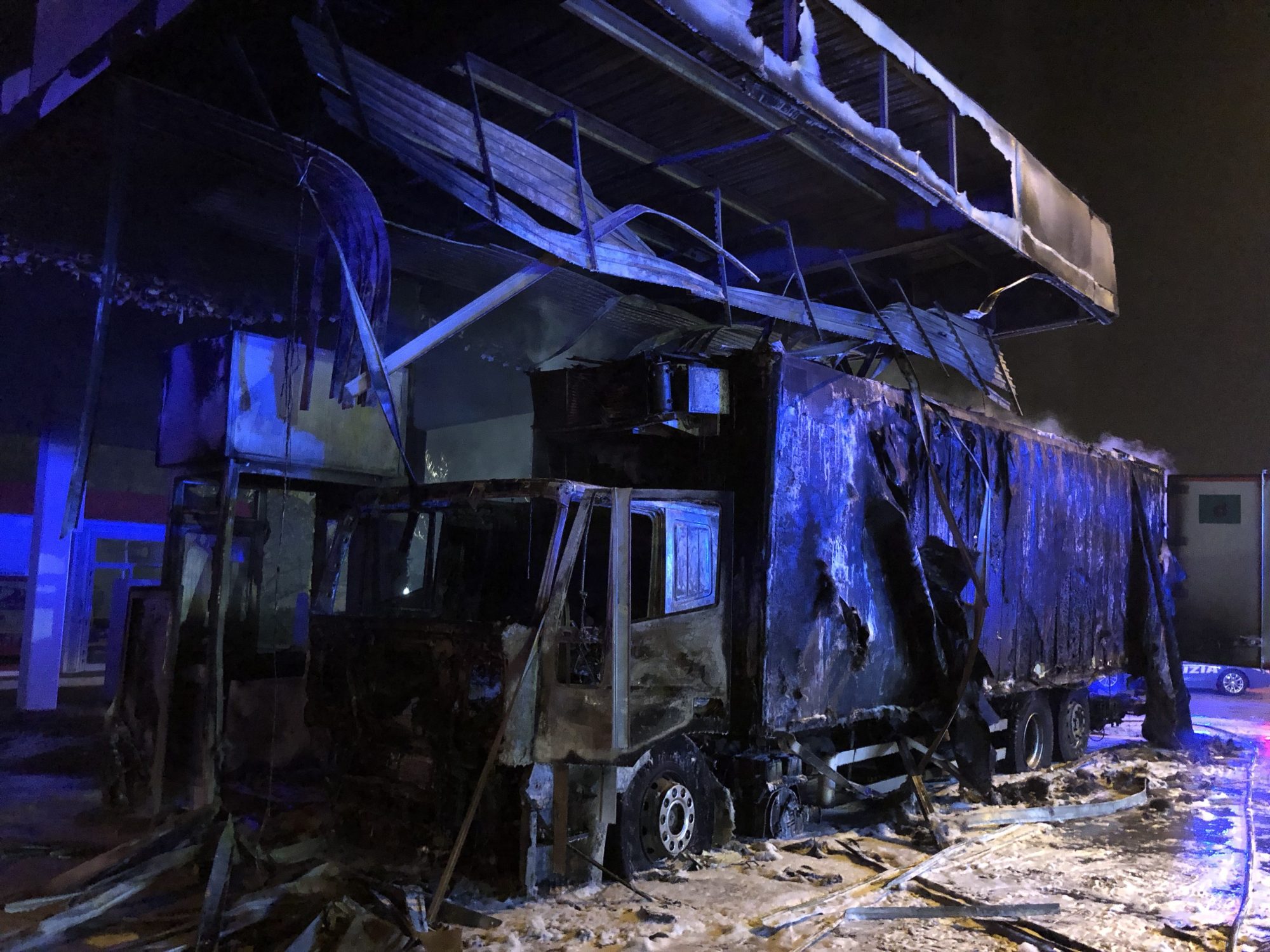 Autotreno a fuoco in un’area di servizio: pompieri provvidenziali