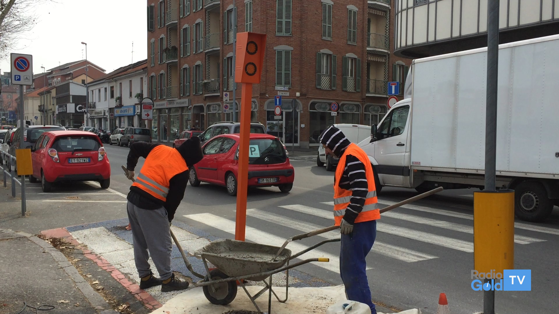 Sensori luminosi sulle strisce pedonali davanti all’ospedale