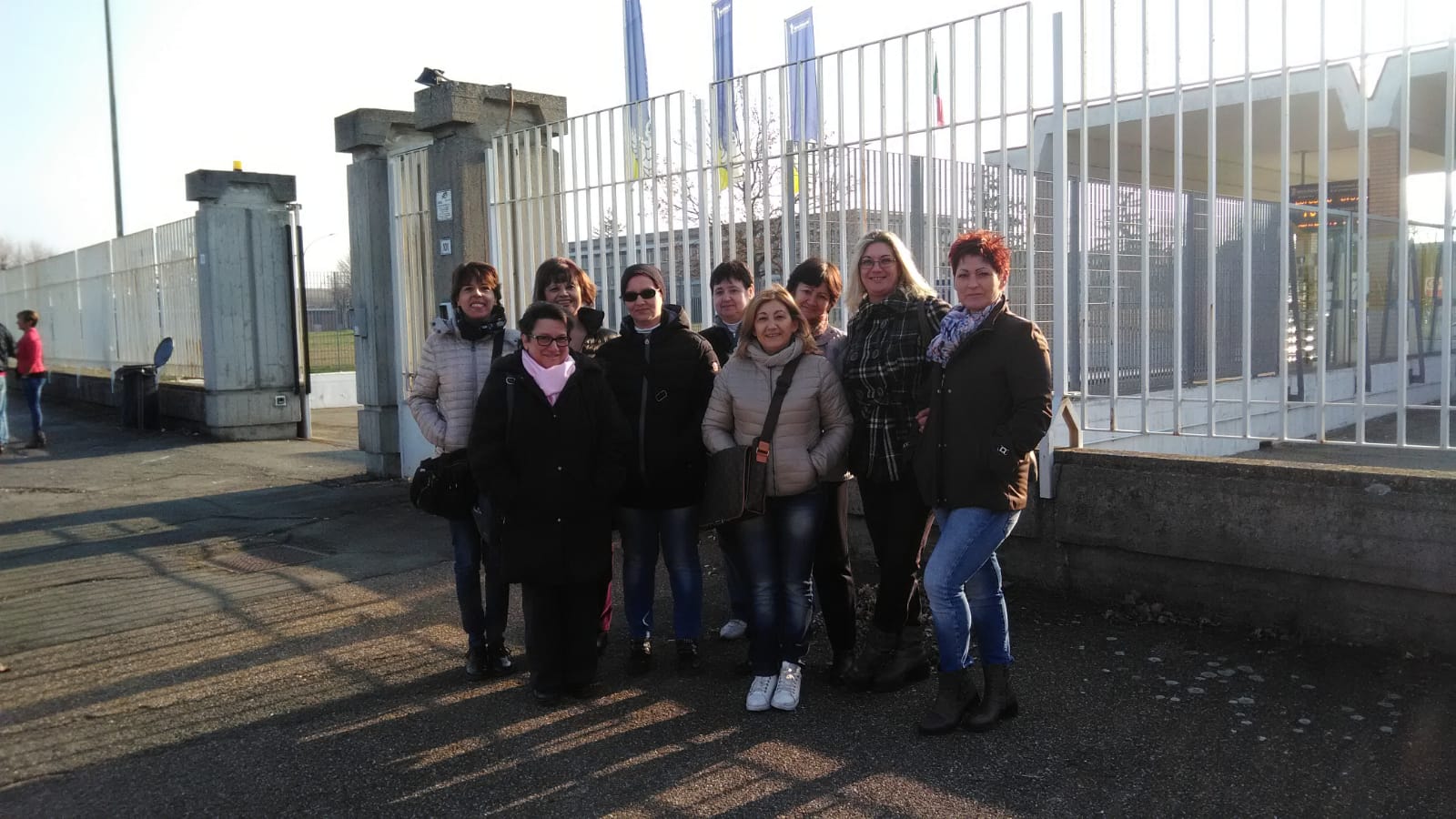 Protesta delle lavoratrici della mensa davanti ai cancelli Michelin