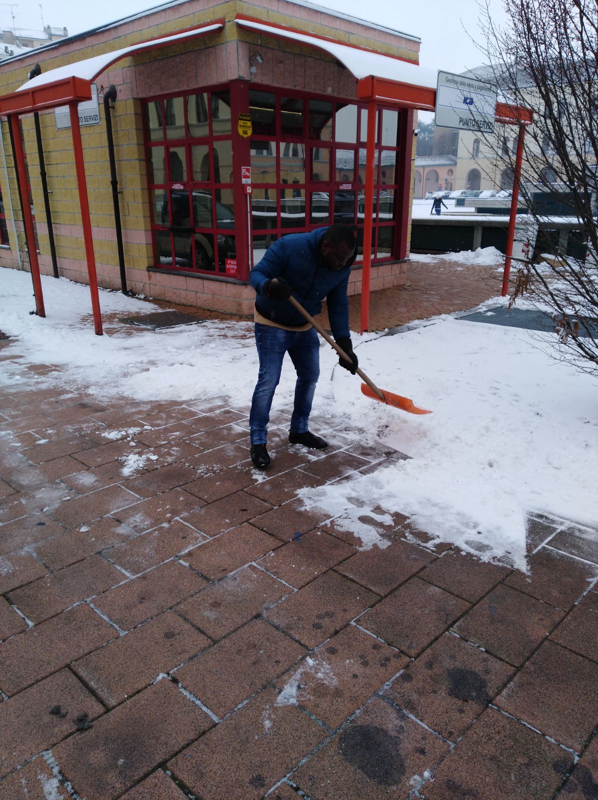 I “ragazzi” di Macramè volontari nella neve a Tortona