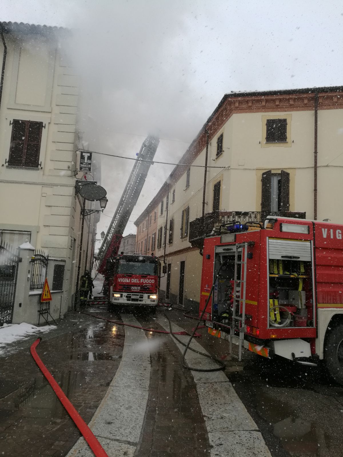 A fuoco tetto di una palazzina di tre piani a Bosco Marengo