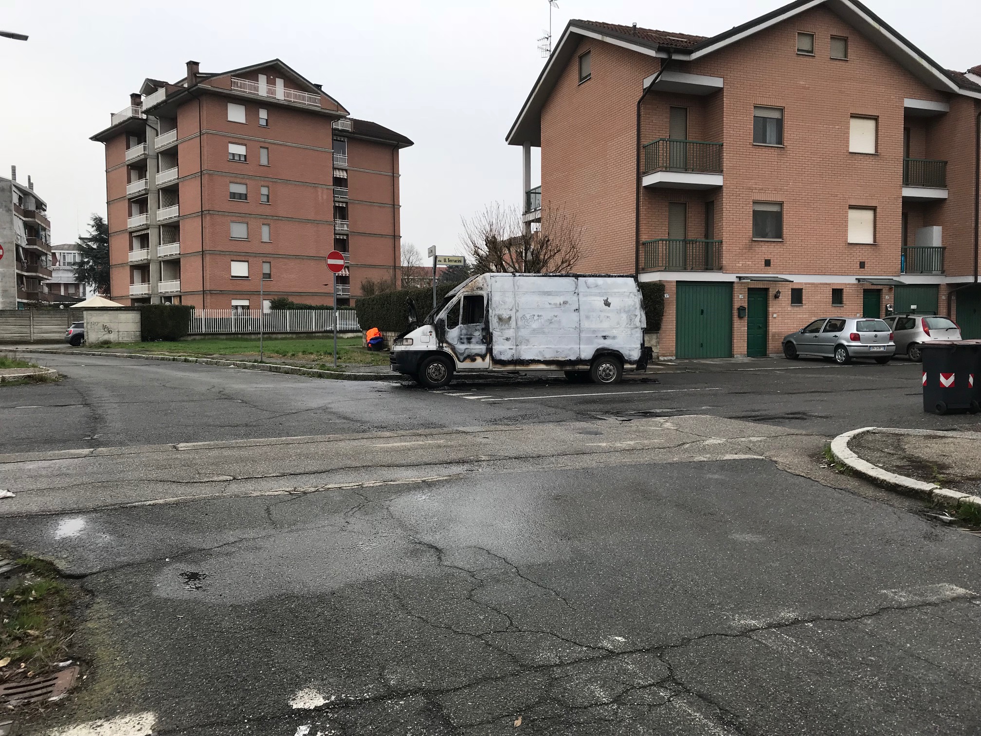 Fiamme distruggono un furgone al Cristo