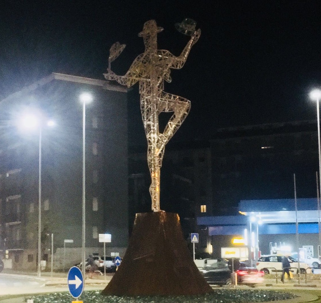 Alessandria, cede tombino telefonico alla rotonda del Cappellaio Magico