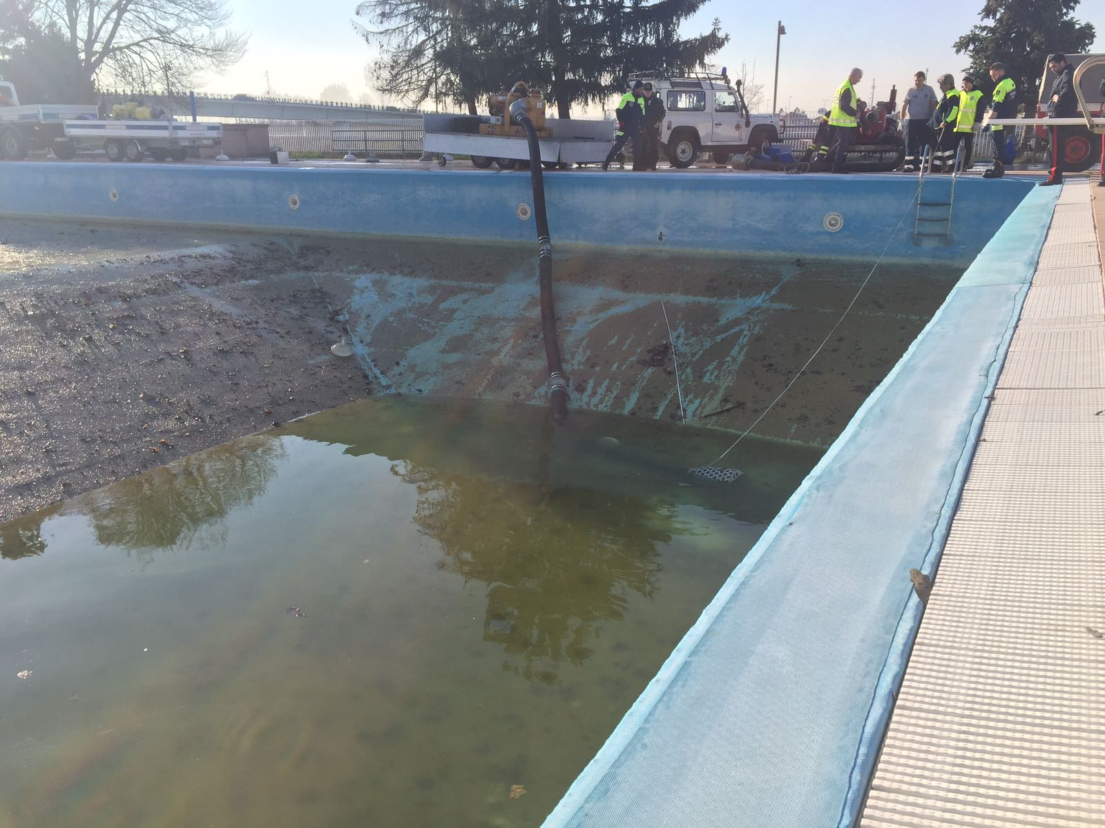 Svuotata la piscina: nella vasca non c’era nulla