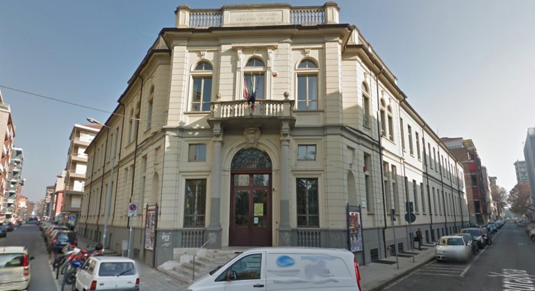 Percettori reddito di cittadinanza davanti alle superiori di Alessandria per evitare assembramenti