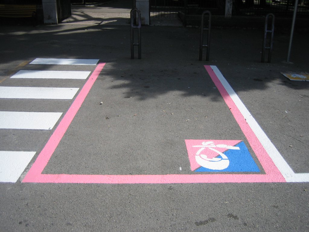 Parcheggi rosa per mamme, Polizia Locale: “Controlli costanti, 23 multe nel 2022. Ecco come avvisarci”