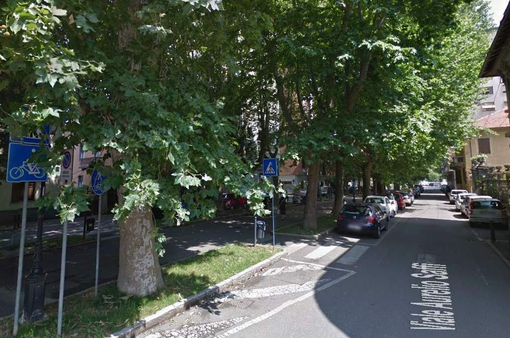 “Ridammi il pallone” e poi insulta il vigile urbano in viale Saffi