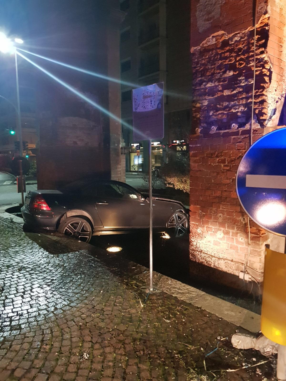 In fuga dopo colpo al Cristo, finiscono contro arco di piazza Genova