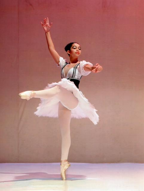 Sette ballerine del Peter Larsen Dance Studio a Montecarlo