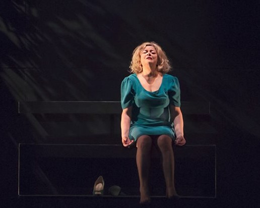Il monologo ”sospeso” di Milvia Marigliano al Teatro Civico di Tortona