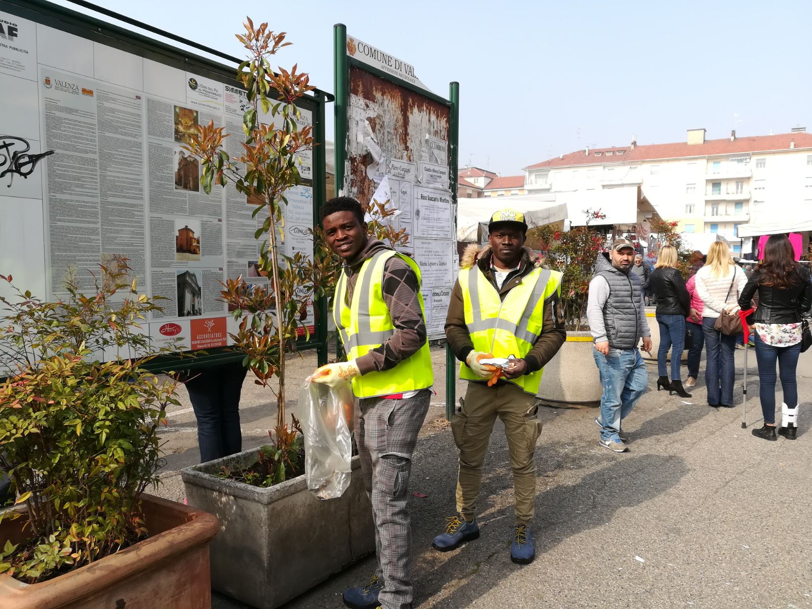 I richiedenti asilo di Valenza aiutano a tenere in ordine la città