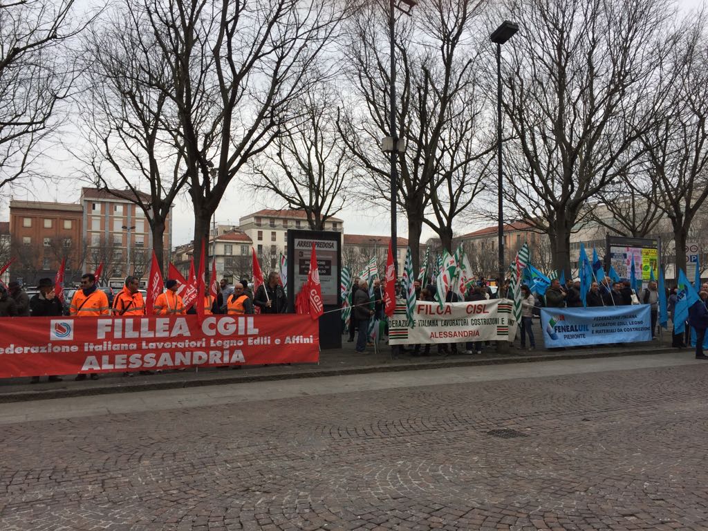 “Basta morti sul lavoro”: i lavoratori edili scendono in piazza