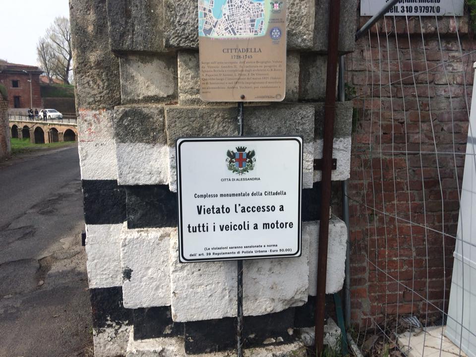 Auto ignorano divieto: “Da qui comincia il rispetto della Cittadella”?