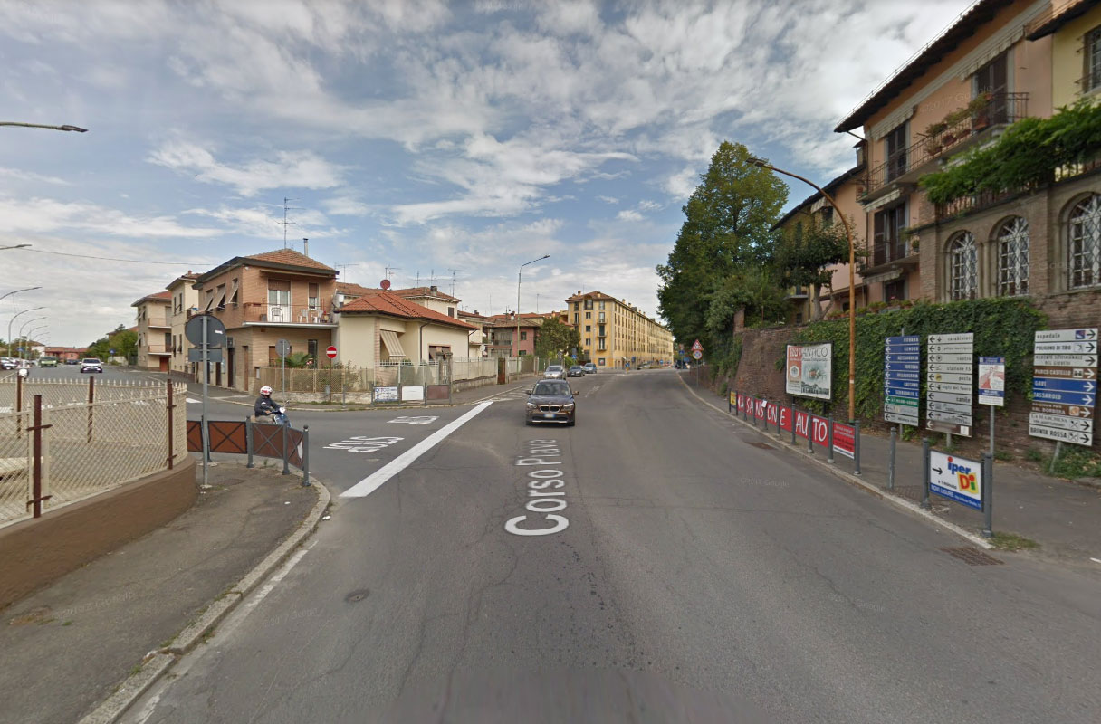 Gli spara in mezzo alla strada e lo colpisce alla coscia