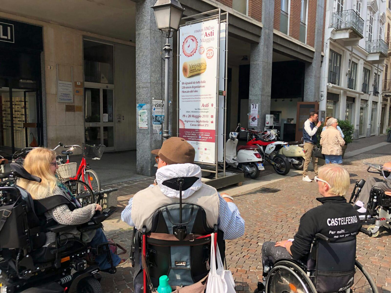 Barosini su rastrelliera e totem in via dei Martiri: “Da rimuovere”