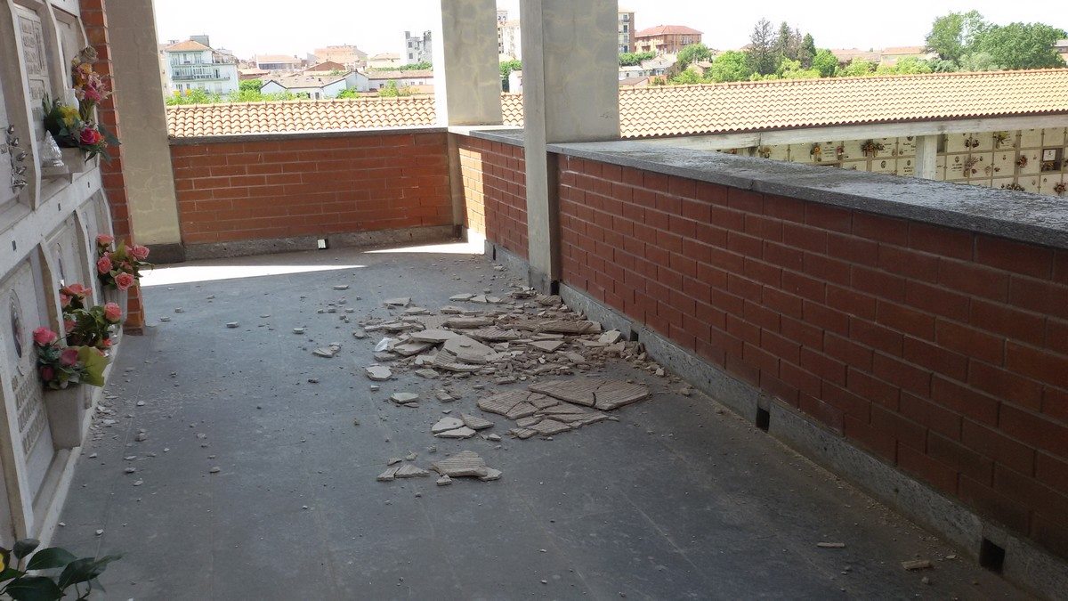 Calcinacci caduti nel cimitero: “in quell’area già previsti lavori”