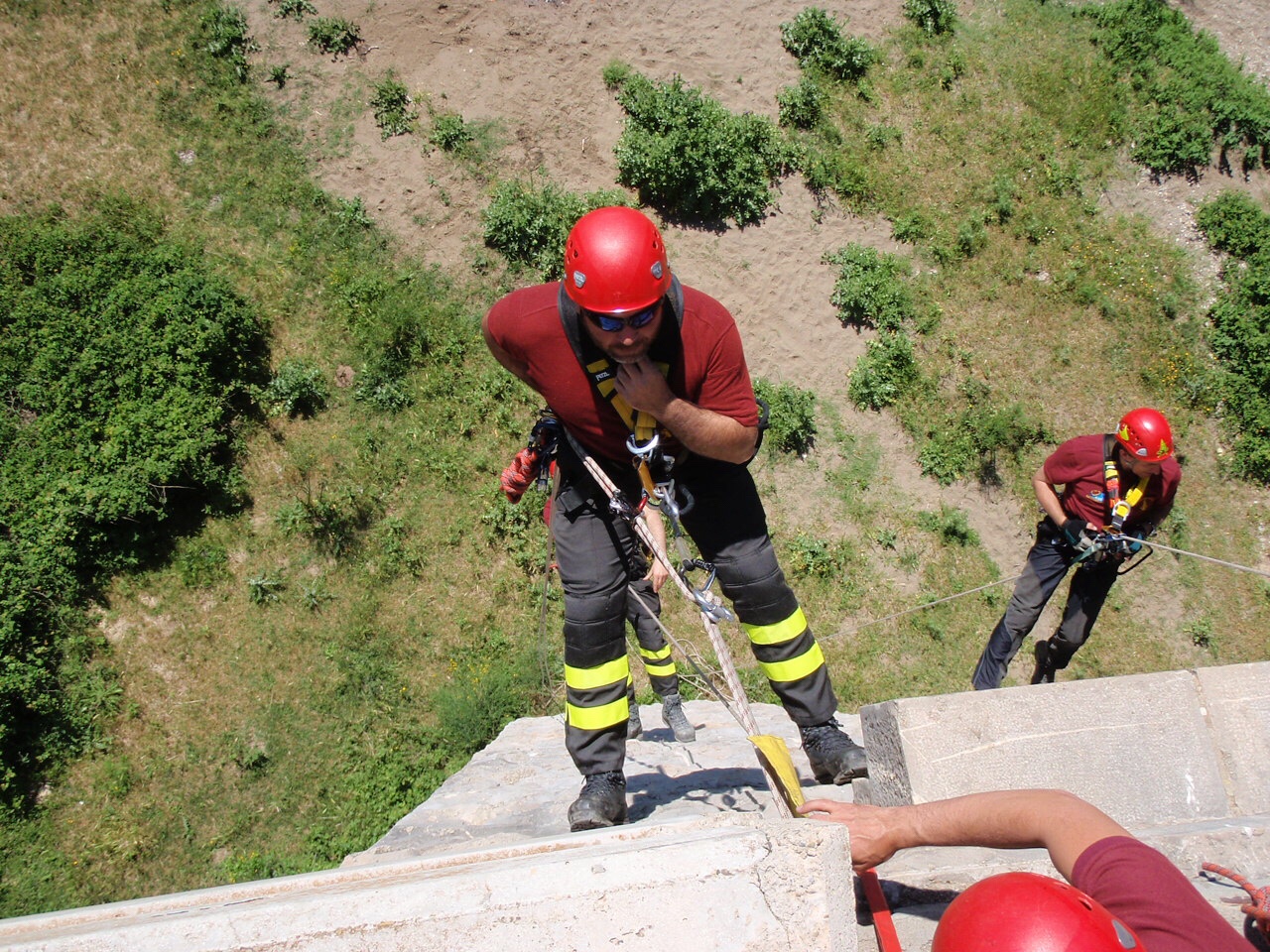 Donna cade in dirupo: recuperata dai Vigili del Fuoco