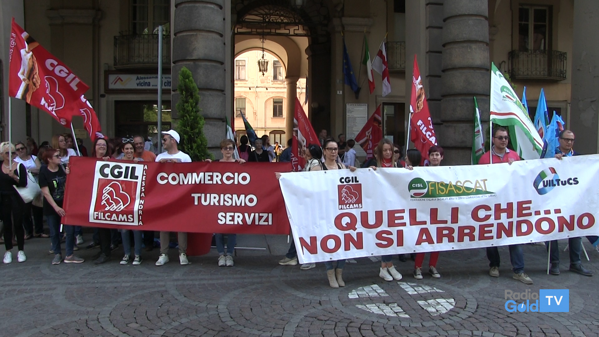 Mense: nuovi presidi dei lavoratori sotto il Comune. “Non ci arrendiamo”