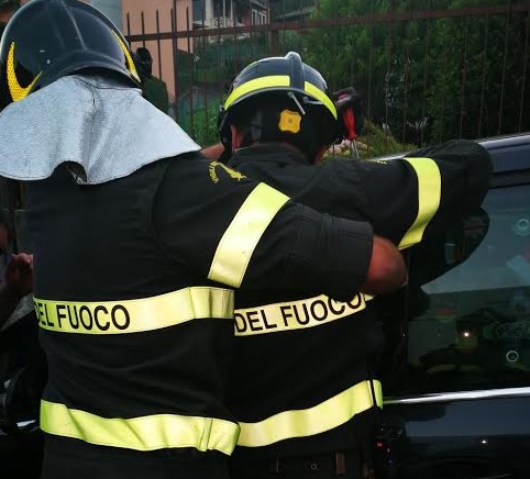 Bimba chiusa accidentalmente in auto. Liberata dai Vigili del Fuoco
