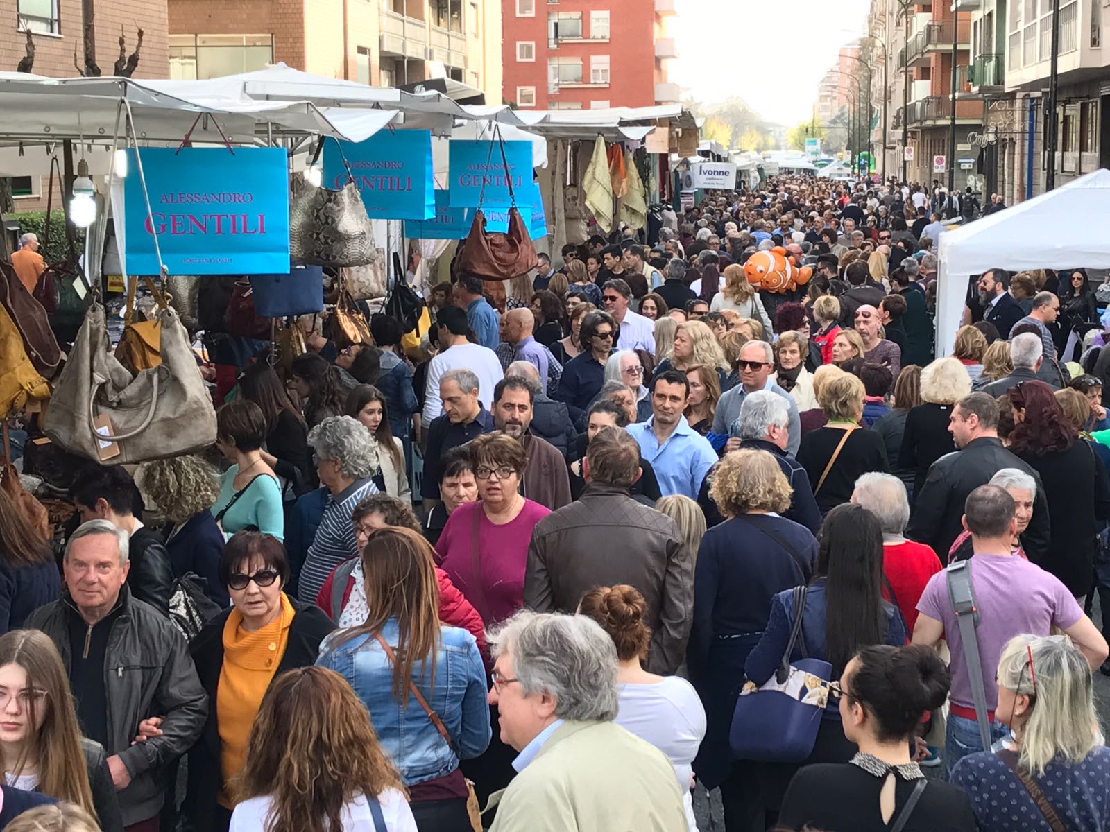 “Gli Ambulanti di Forte dei Marmi” per la prima volta a Valenza