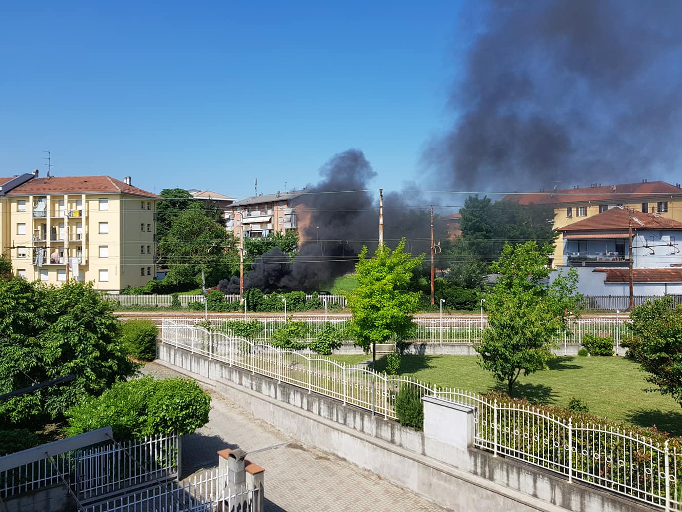 Auto prende fuoco al Cristo