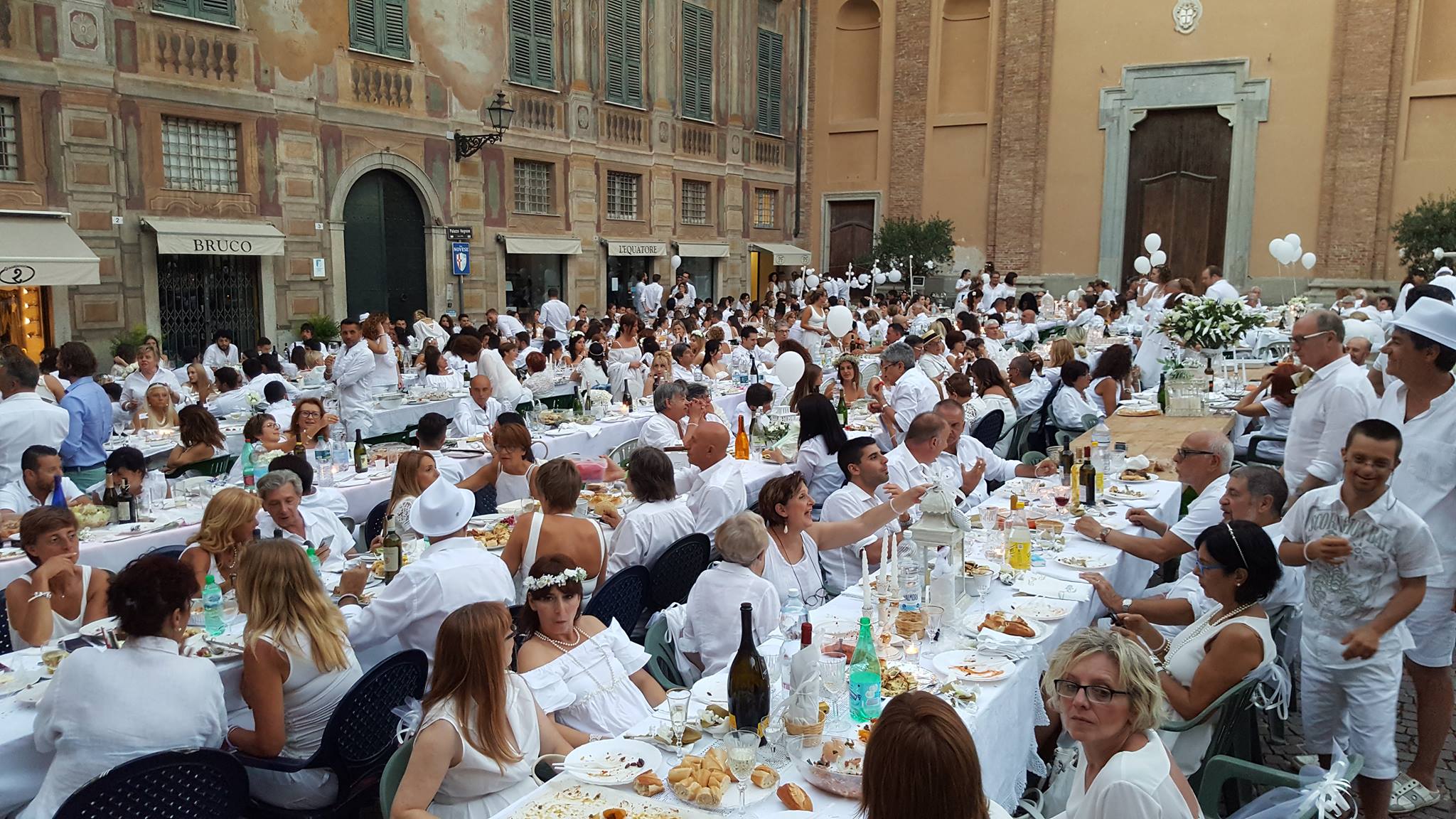 Tutti in bianco stasera in centro a Novi
