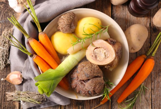 A San Giuliano il Bollito misto con tre bagnetti e molto Piemonte
