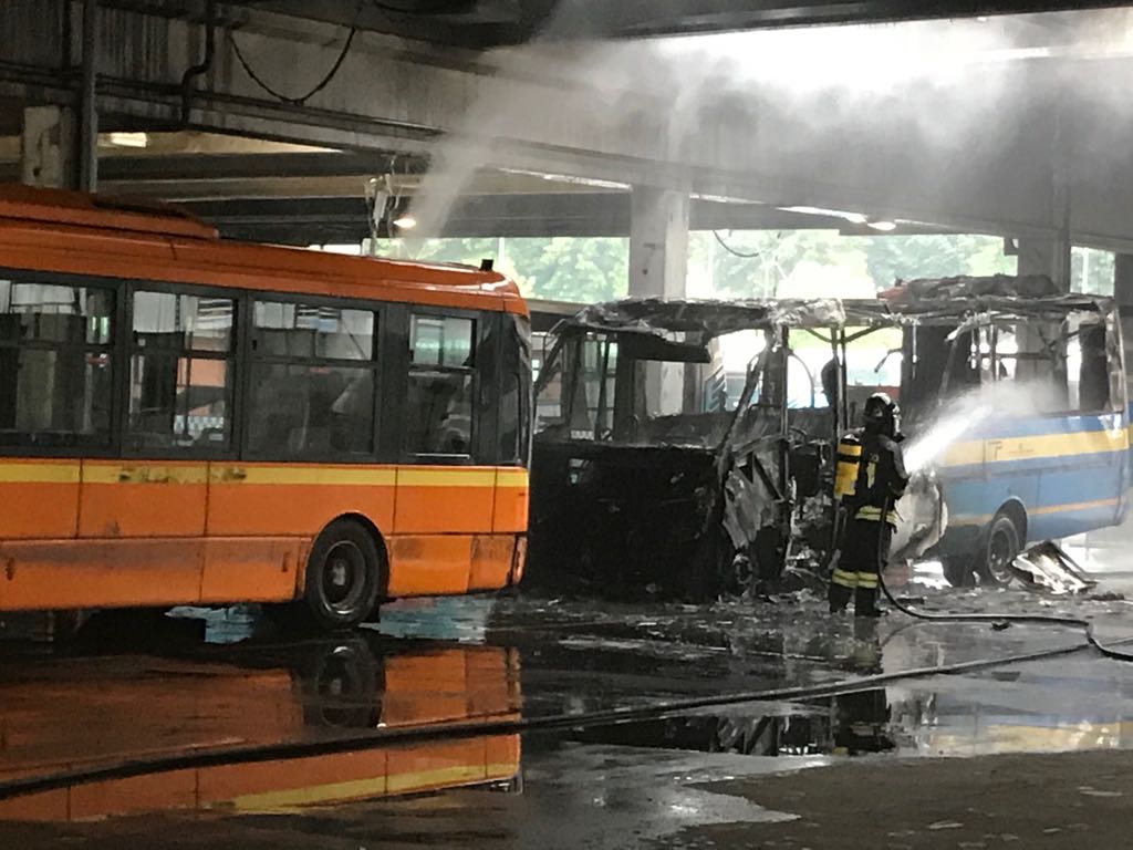 Fiamme da un vecchio bus nel deposito Amag Mobilità