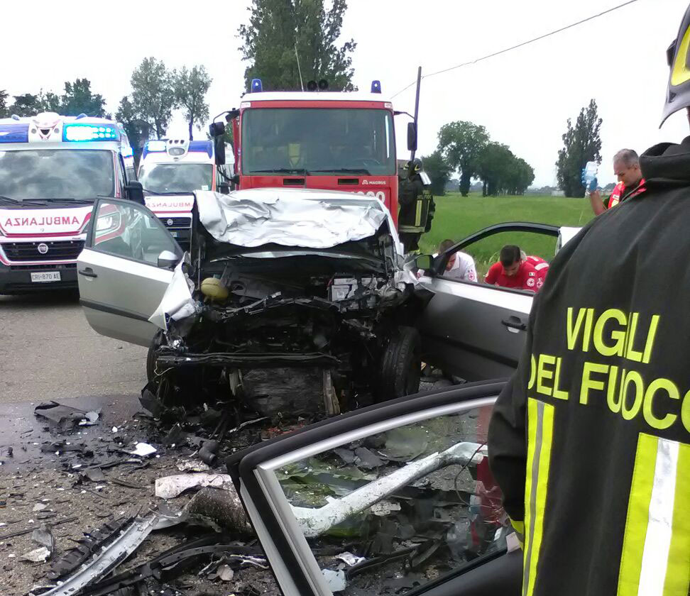 Scontro frontale tra due auto: uomo perde la vita