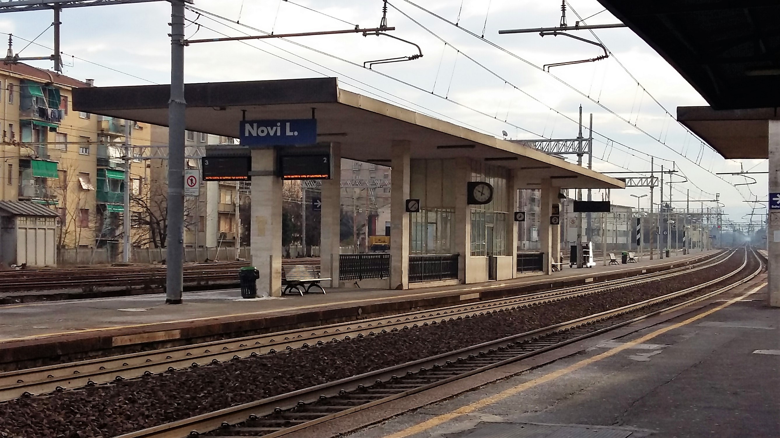 Cammina sui binari della stazione di Novi: arrestato un pregiudicato