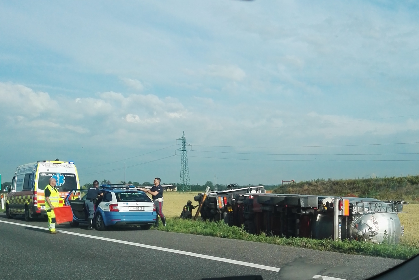 Autotreno rovesciato sulla A21