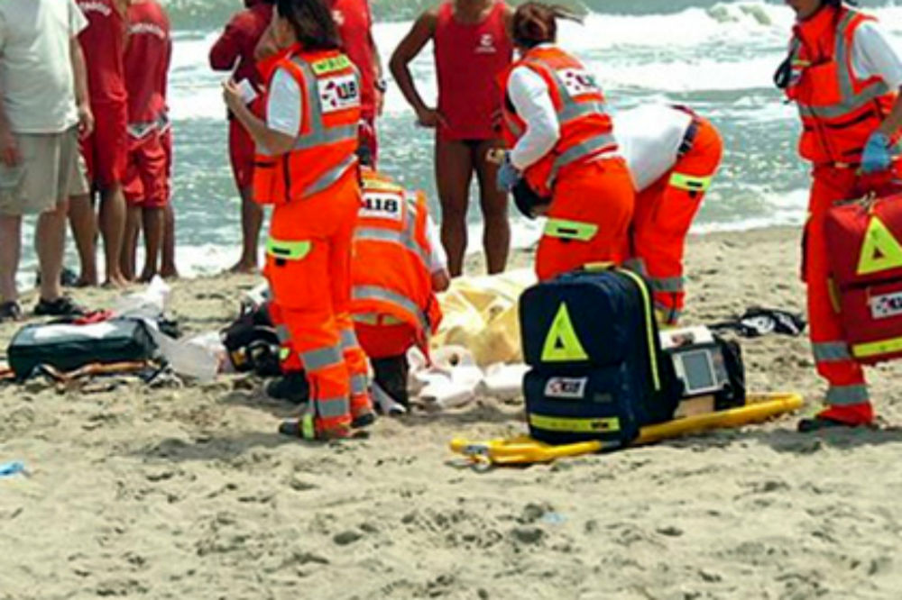 Alessandrino di 84 anni stroncato da un malore mentre nuota in mare