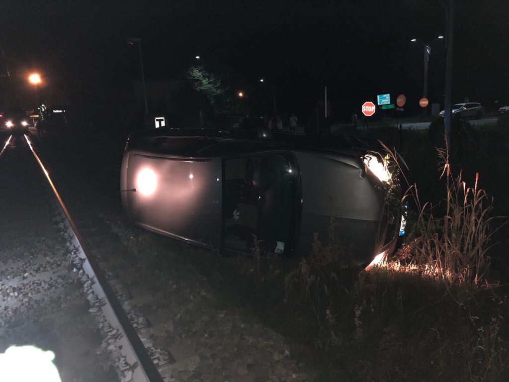 Auto capottata blocca per un’ora e mezza tratta ferroviaria