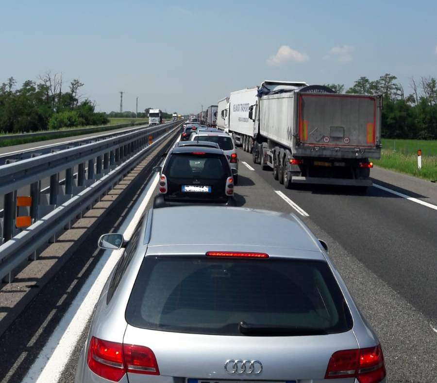 Tamponamento tra due camion sulla A21: mezzi rimossi, traffico regolare