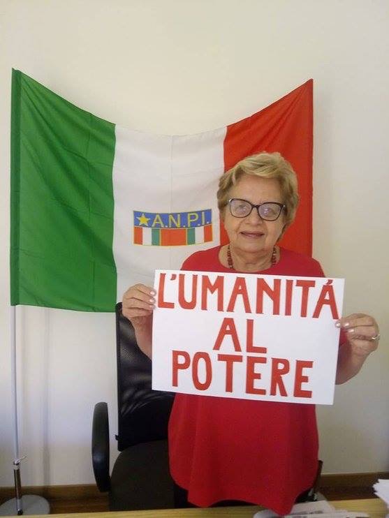 Indumenti rossi per “l’umanità al potere”