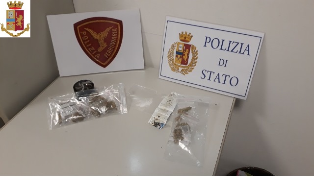 In treno senza biglietto e con stupefacenti nel bagaglio
