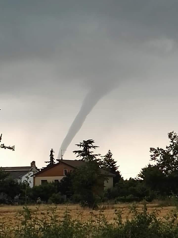Ancora maltempo in provincia. Ragazzo liberato da auto nel sottopasso allagato