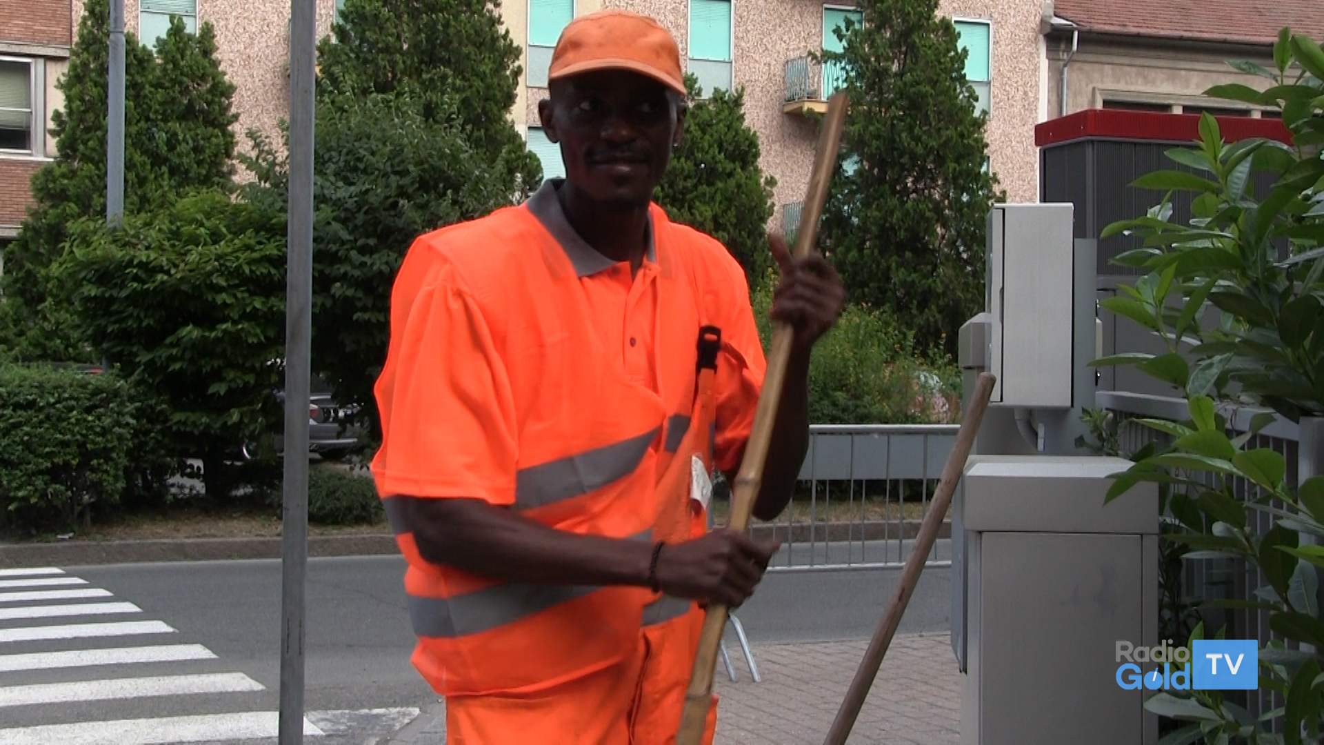 Aodou, il migrante che pulisce gratis il quartiere in cui vive