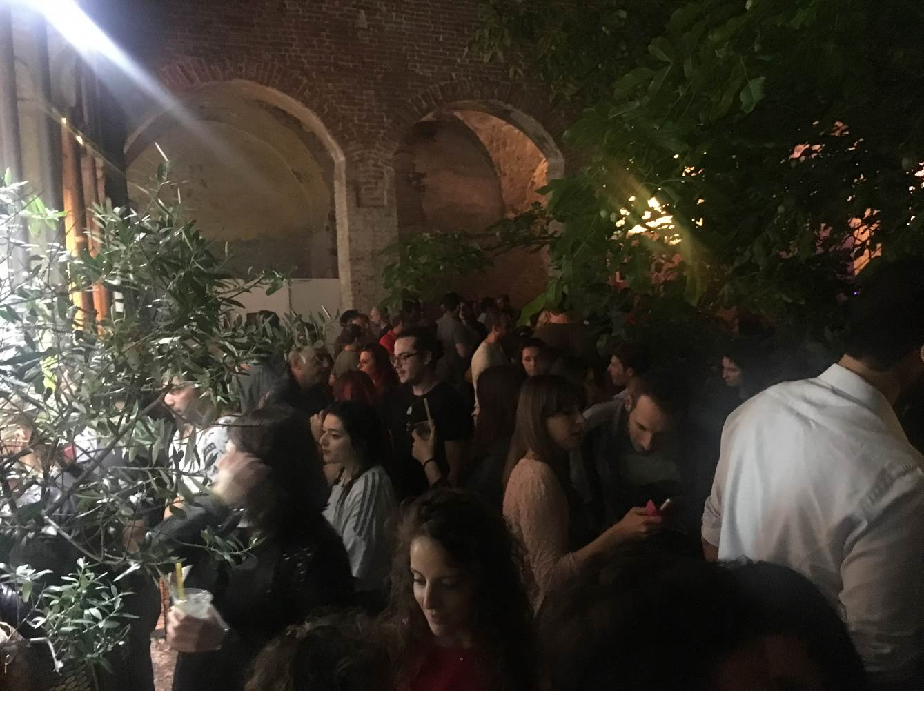 Musica, cabaret, cibo e birra nel chiostro di Santa Maria di Castello