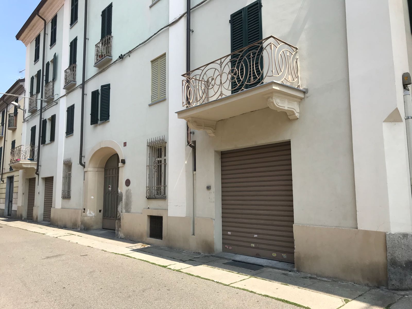 Donna disabile segregata in una stanza per rubarle la pensione
