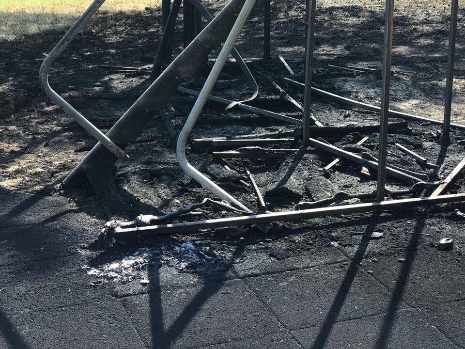 A fuoco i giochi dei bimbi in via Parini ad Alessandria