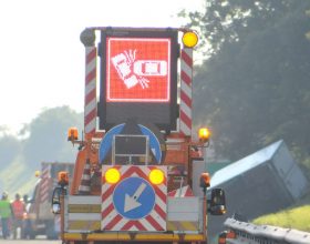 Mezzo pesante si ribalta a Serravalle: disagi al traffico