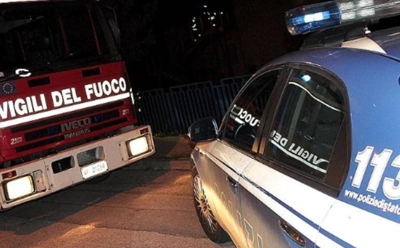 Si getta nel Po a Casale: catena umana Polizia-pompieri per salvarlo
