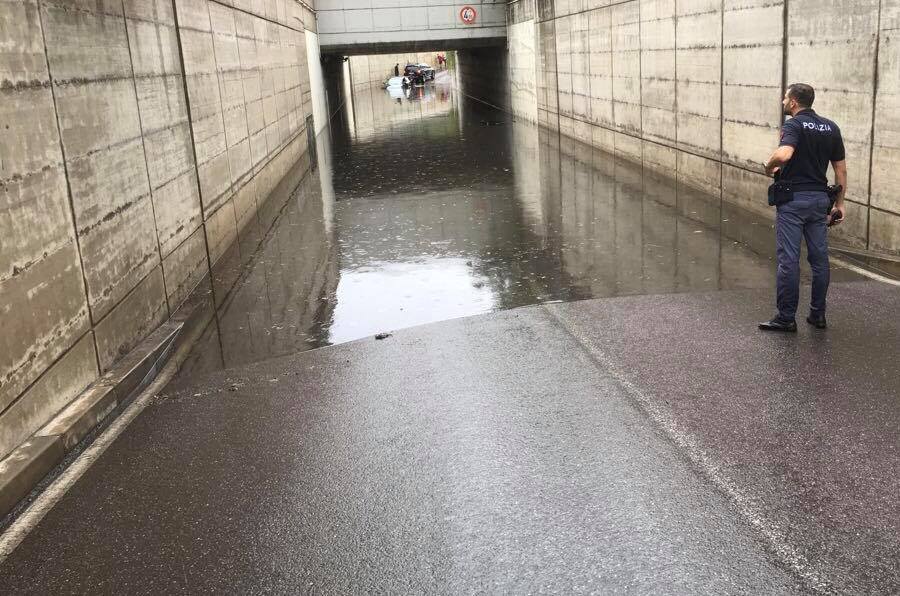 Premio per i poliziotti che si sono tuffati nel sottopasso allagato