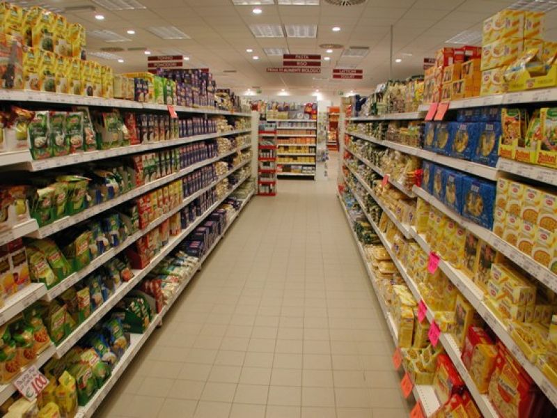 Rubano al supermercato e scappano dopo aver minacciato i vigilantes