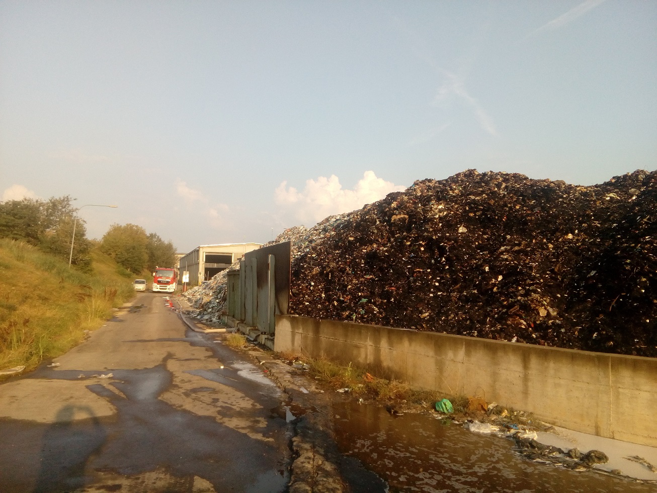Arpa su incendio alla discarica: “No concentrazioni gas sopra soglie”