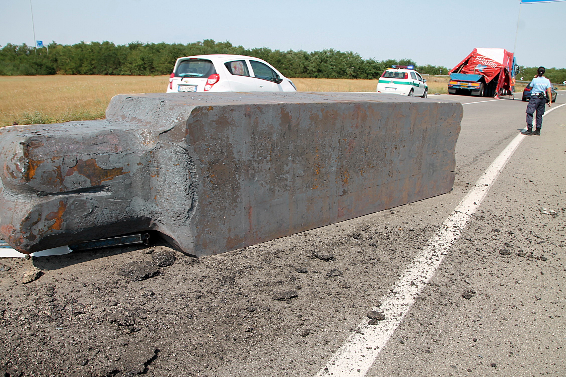 Camion perde pesante blocco di ghisa sulla strada
