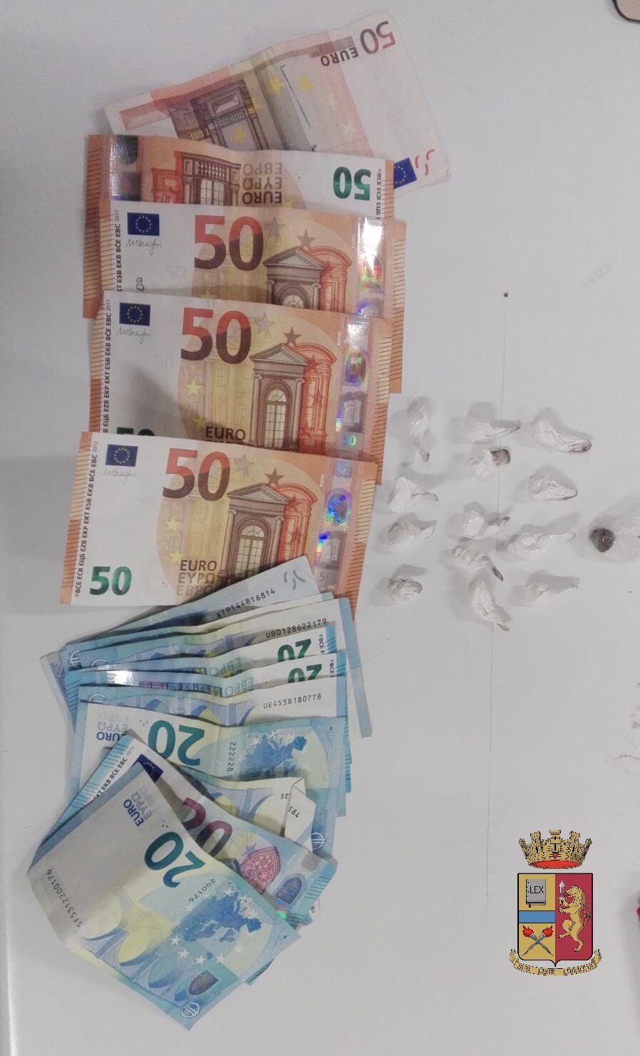 Volanti bloccano spacciatore con cocaina e 450 euro in contanti