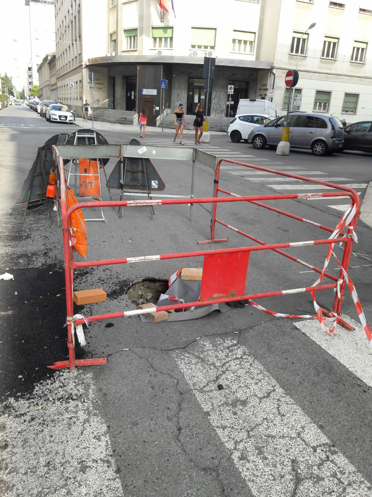 Berta sollecita intervento per richiudere profonda buca in via Bergamo